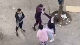 Momento de la agresión del joven a una chica en la Mina
