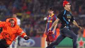 Jimmy Jump en uno de sus saltos, con Messi al fondo / EFE