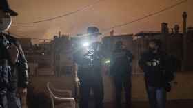 Una agente de paisano de la Guardia Urbana inspecciona, junto a otros compañeros, una terraza en el Gòtic que acogía una fiesta ilegal / PABLO MIRANZO