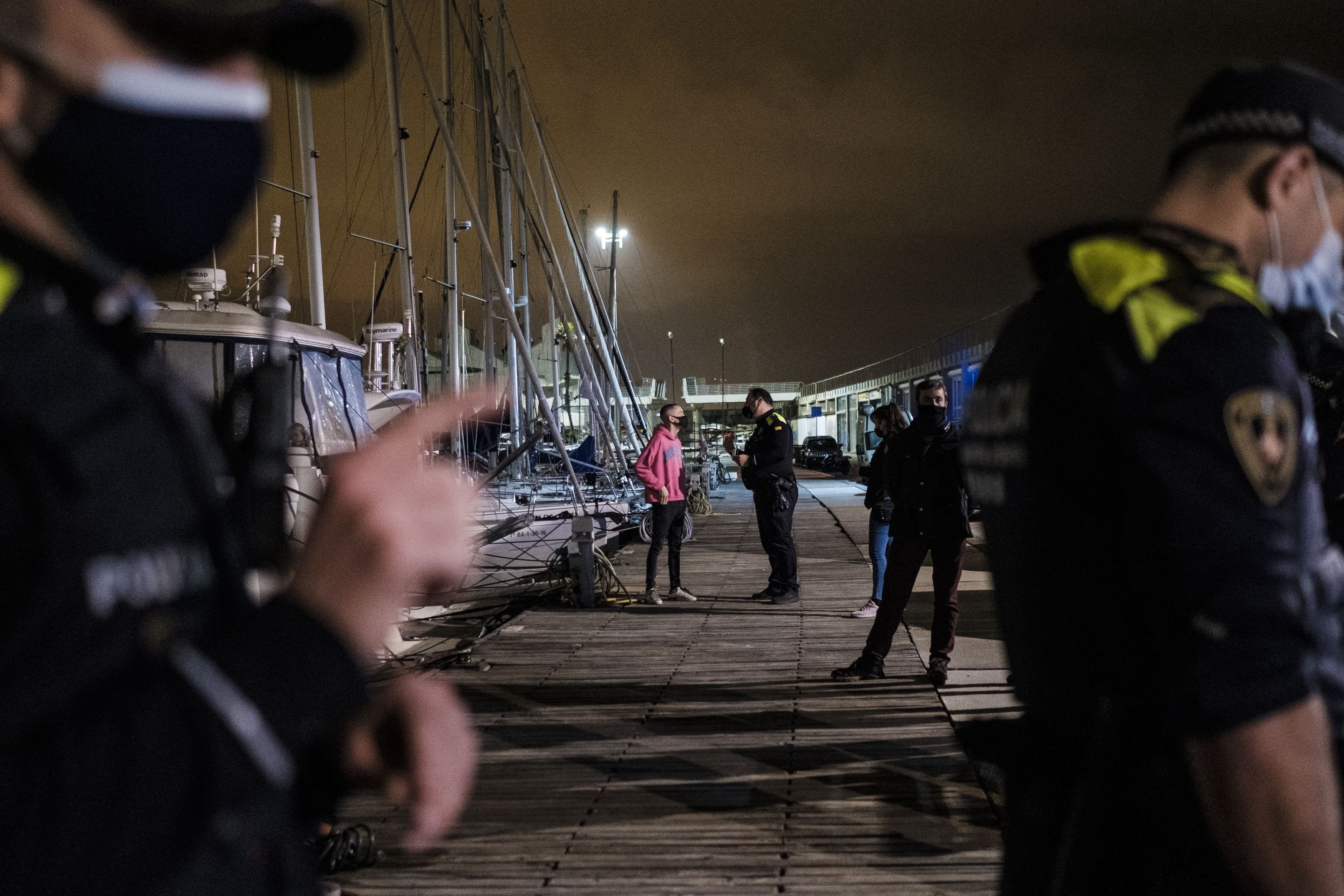 Agentes de la Urbana acuden al Port Olímpic tras el aviso por unas molestias / PABLO MIRANZO