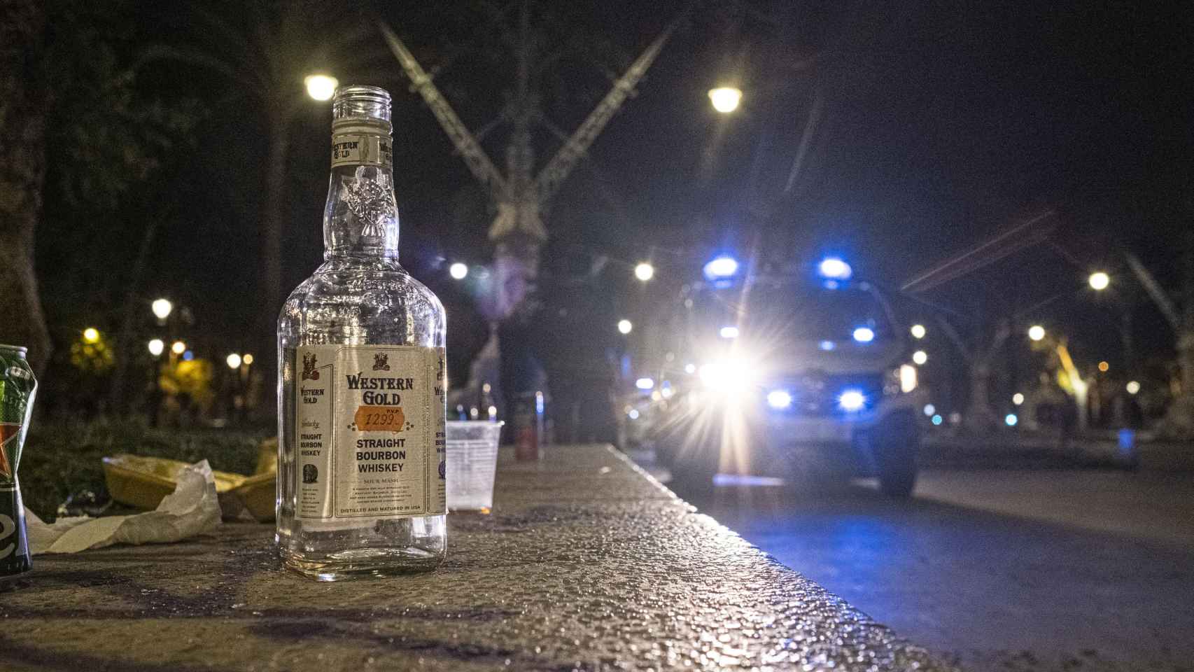 Un furgón policial de la Guardia Urbana en el paseo de Lluís Companys tras un botellón / PABLO MIRANZO