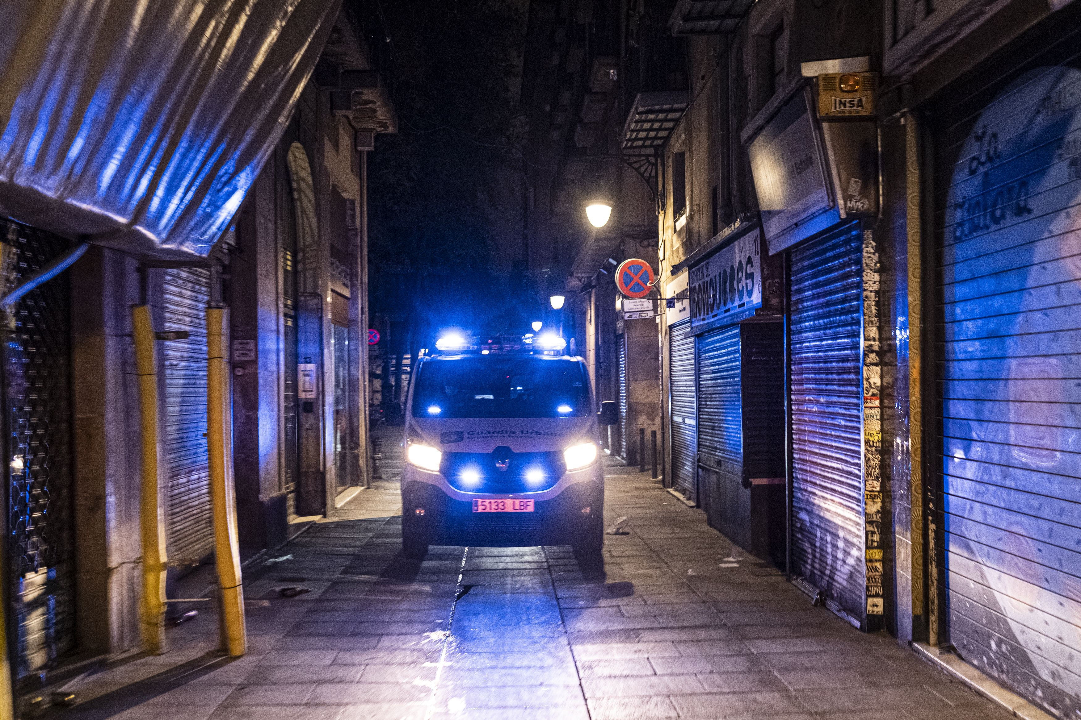 Un furgón de la Guardia Urbana patrulla por las calles de Ciutat Vella / PABLO MIRANZO