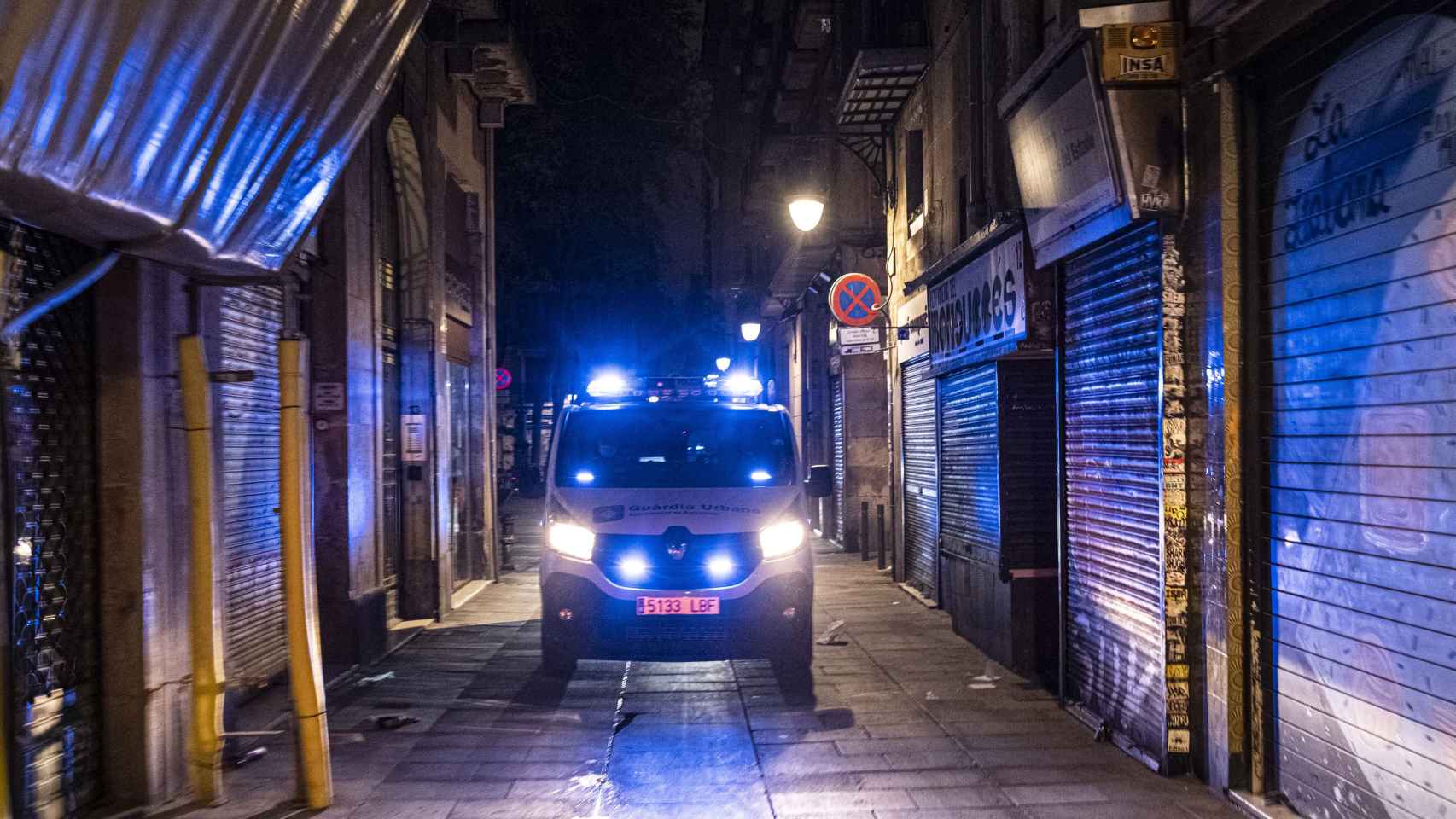 Un furgón de la Guardia Urbana patrulla las calles del barrio Gòtic de Barcelona / PABLO MIRANZO