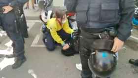 Una sanitaria del SEM atiende a una mujer herida en las cargas policiales de este martes en el Raval / @RavalSuport