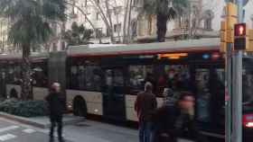 Un bus en la Diagonal, a la altura de la calle de Balmes / MA - JORDI SUBIRANA