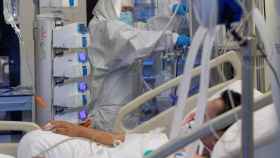 Un hombre ingresado en la UCI de un hospital por el aumento de casos de una subvariante de covid-19 / EFE