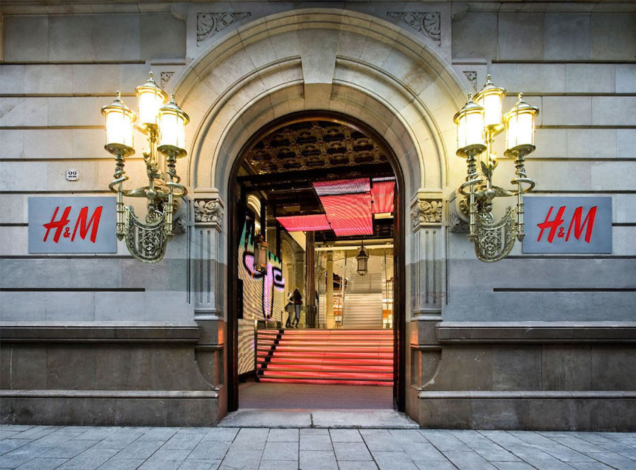 Exterior de la tienda de H&M en el Portal de l'Àngel de Barcelona / ARCHIVO
