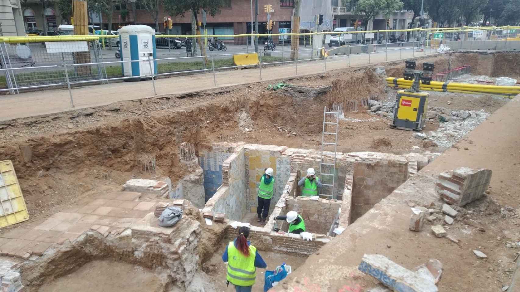 Arqueólogos trabajando en los restos encontrados en la Diagonal / MA - JORDI SUBIRANA