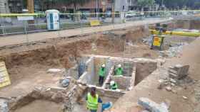 Arqueólogos trabajando en los restos encontrados en la Diagonal / MA - JORDI SUBIRANA