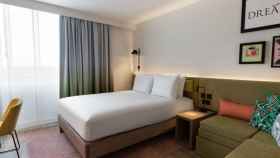 Así serán las habitaciones del nuevo hotel Hilton de Barcelona, en una imagen ofrecida por la compañía / HAMPTON BY HILTON