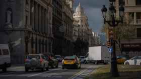 Coches y un taxi en Barcelona, en una imagen de archivo / EUROPA PRESS- DAVID ZORRAKINO