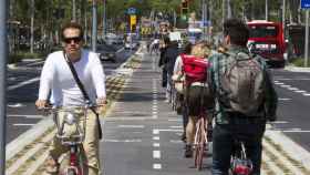 Ciclistas en el carril bici del paseo de Sant Joan de Barcelona / ARCHIVO - EFE