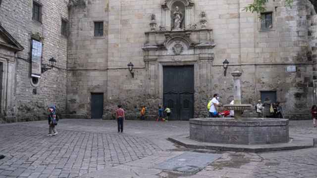 Centro de la plaza de Sant Felip de Neri, donde se encuentra la escuela / PABLO MIRANZO (MA)