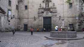 Centro de la plaza de Sant Felip de Neri, donde se encuentra la escuela / PABLO MIRANZO (MA)