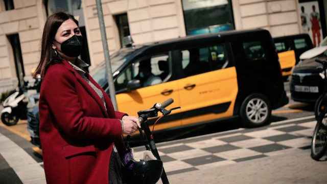 Luz Guilarte, con un patinete, en paseo de Gràcia con Aragó / CIUTADANS