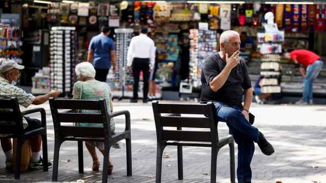 Un hombre fuma en la calle en una imagen de archivo / EFE