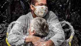 “Primer abrazo” en pandemia (The First Embrace), ganadora del World Press Photo 2021