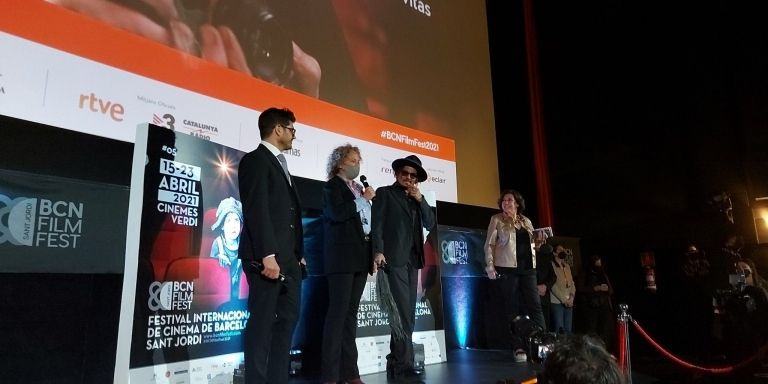 El actor Johnny Depp y el director Andrew Levitas presentando 'El fotógrado de Minamata' este viernes en los Cines Verdi / TWITTER-CINES VERDI