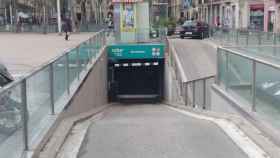 Entrada del párking situado junto al mercado de la Barceloneta, donde se han producido robos / MA - JORDI SUBIRANA