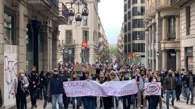 Manifestantes en la primera manifestación 'antiColau' por la dimisión de la alcaldesa / V.M.