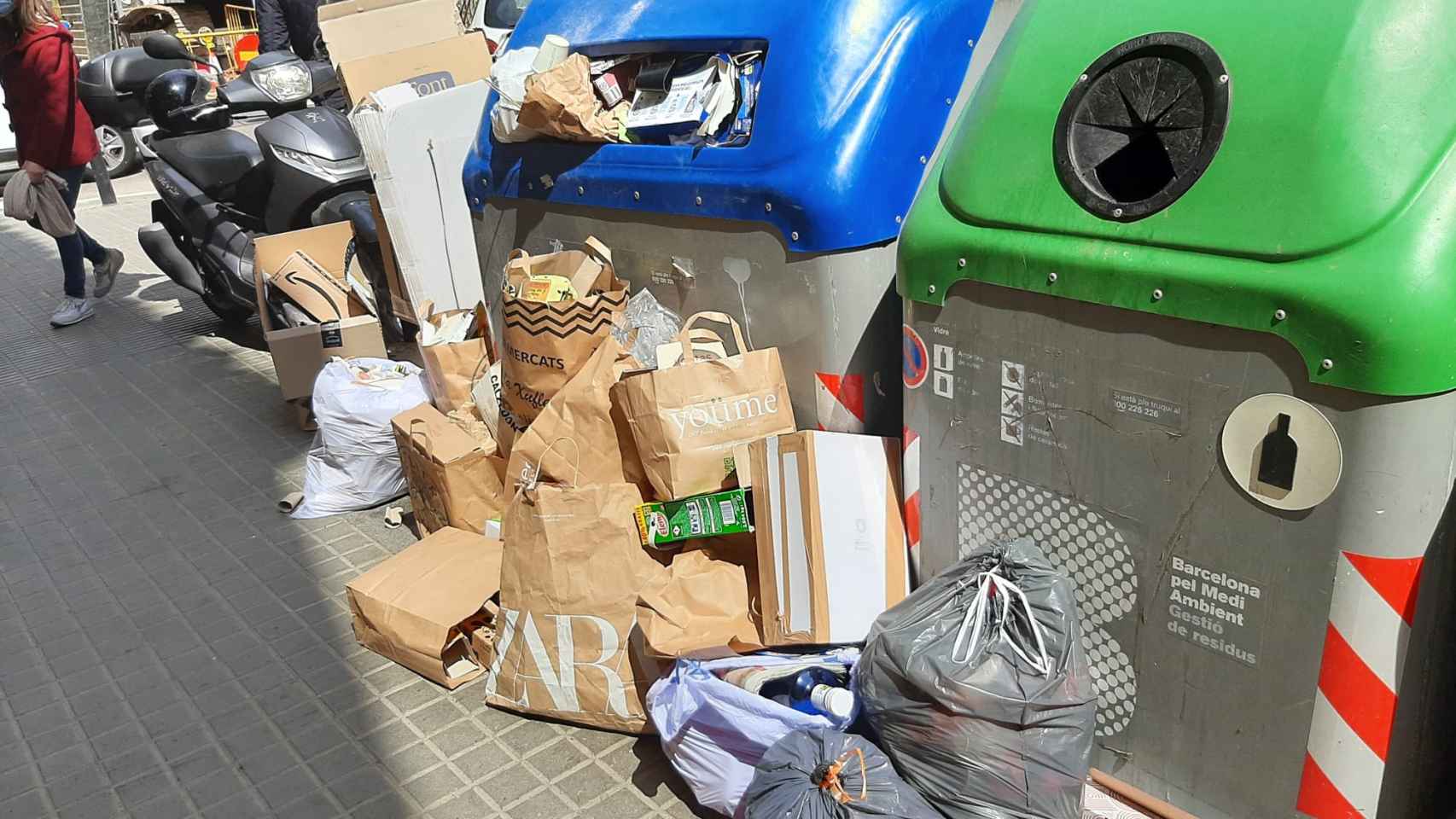 Contenedores de la basura, hasta la bandera en la zona de Sarrià-Sant Gervasi / METRÓPOLI ABIERTA