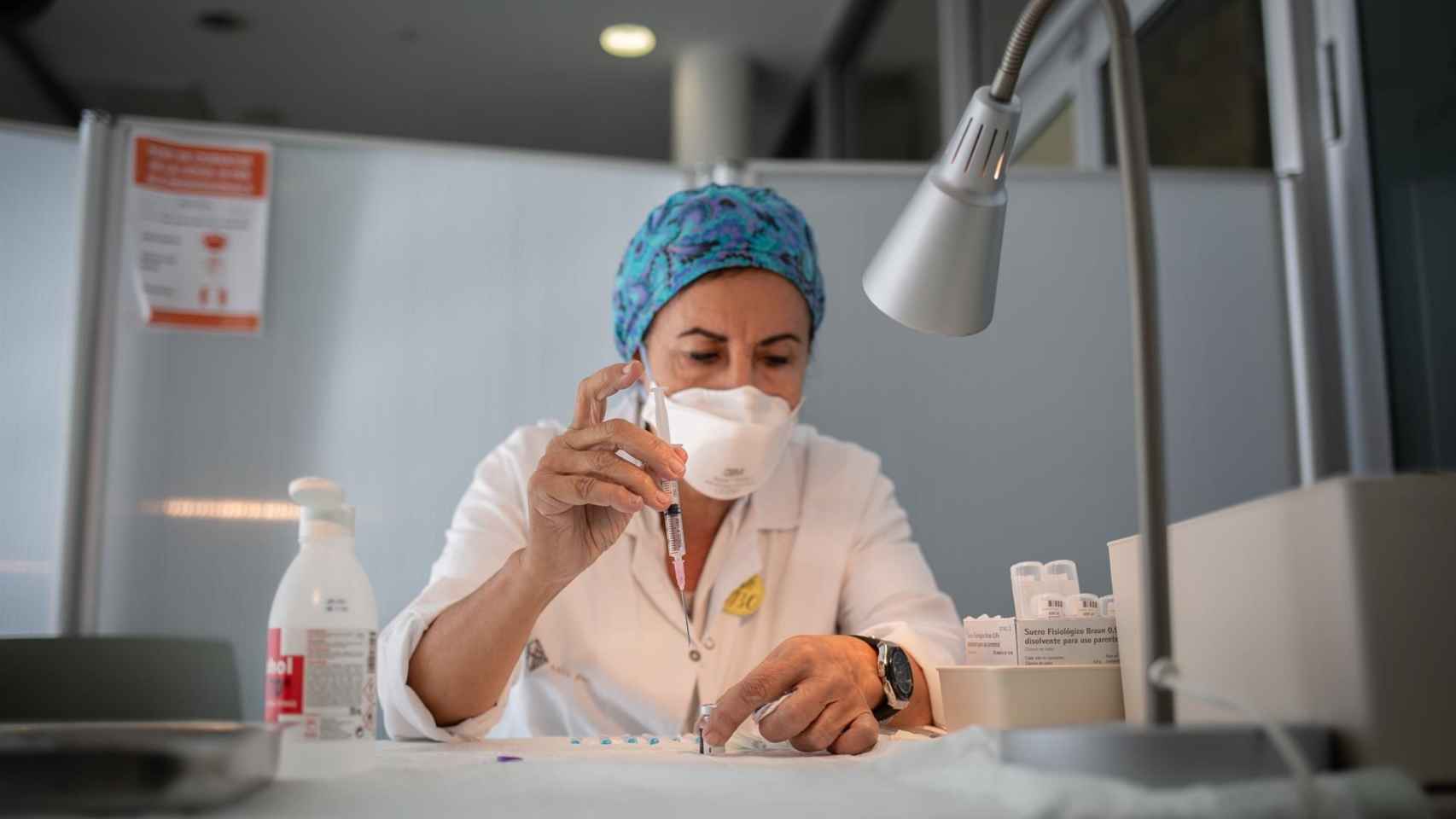 Una enfermera prepara la vacuna Pfizer-BioNtech contra el COVID-19 antes de administrársela a un profesional sanitario en el Hospital de la Santa Creu i Sant Pau de Barcelona / EUROPA