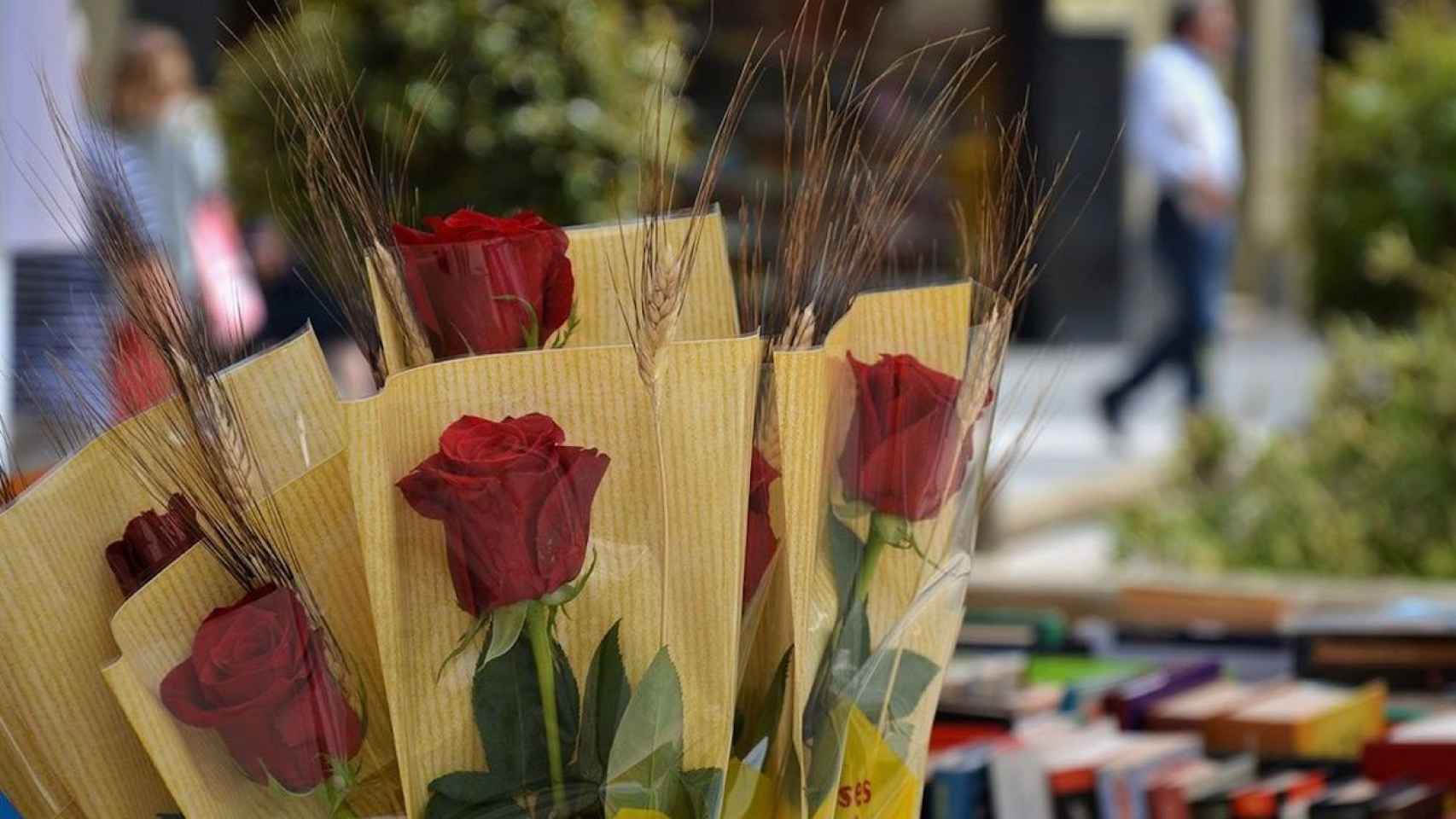 Una parada de rosas y libros por Sant Jordi / AYUNTAMIENTO DE RUBÍ