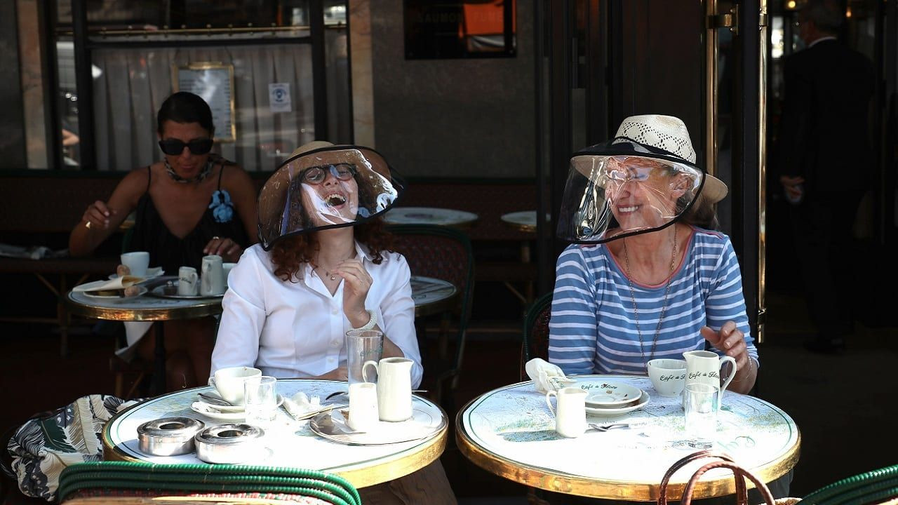 Dos mujeres sentadas en la terraza de un restaurante / EFE