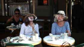 Dos mujeres sentadas en la terraza de un restaurante / EFE