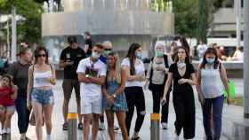 Una decena de personas pasean sin mascarilla por Tel Aviv (Israel) / REUTERS