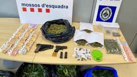 Material, dinero y drogas arrestadas por la Policía en El Prat de Llobregat / MOSSOS D'ESQUADRA