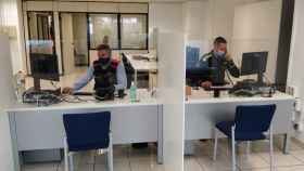 Un mosso y un guardia en las nuevas oficinas policiales del Eixample / MOSSOS