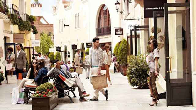 La Roca Village con gente comprando / ARCHIVO