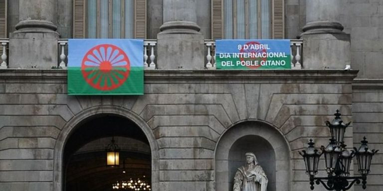 Bandera romaní en el Ayuntamiento / AJ BCN