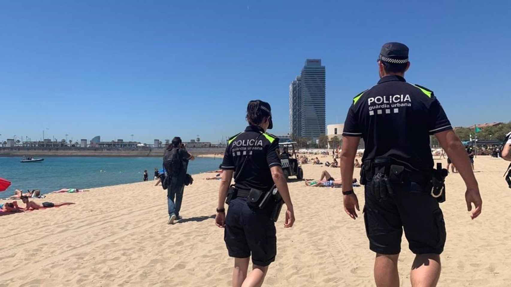 Agentes de la Guardia Urbana en la playa de Barcelona en una imagen de archivo / EUROPA PRESS