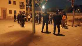La Guadia Urbana de Badalona desmantela un botellón y denuncia a 18 personas en la plaza Ciutat Romana