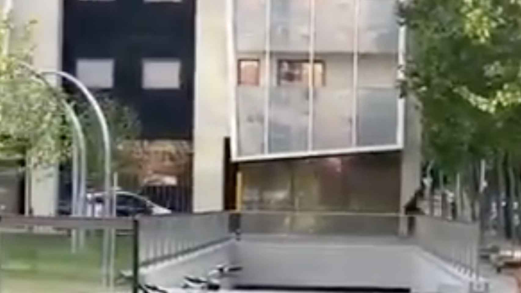 Momento de la persecución de los Mosos a un joven en patinete en L'Hospitalet de Llobregat