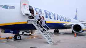 Varios pasajeros embarcan en un avión de Ryanair en el aeropuerto londinense de Stansted / RHannah McKay