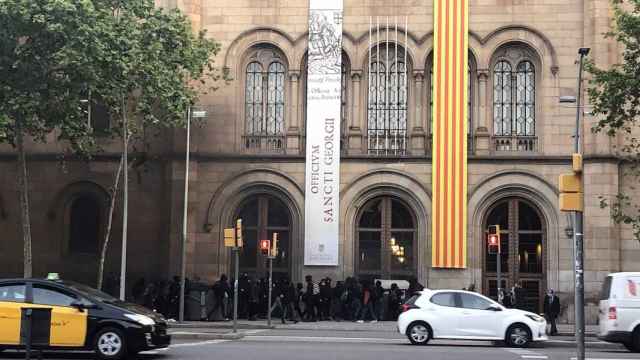 Estudiantes ocupan el edificio central de la UB en Barcelona / SEPC