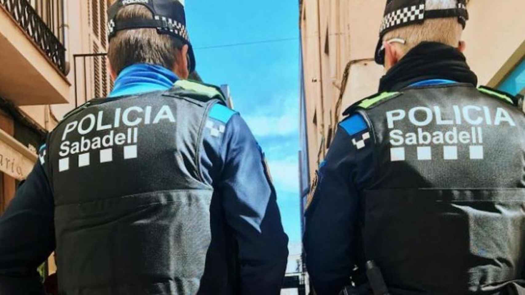 Una pareja de agentes de la Policía Local de Sabadell / ARCHIVO
