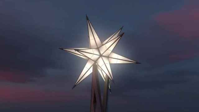 Estrella iluminada en la torre más alta de la Sagrada Familia hasta la fecha / SAGRADA FAMILIA