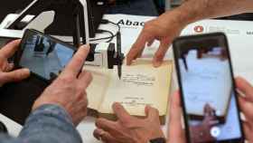 Firma de libros con un brazo robótico en el Espai Abacus / ABACUS