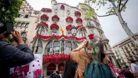 La Casa Batlló llena de flores el día de Sant Jordi / ARCHIVO