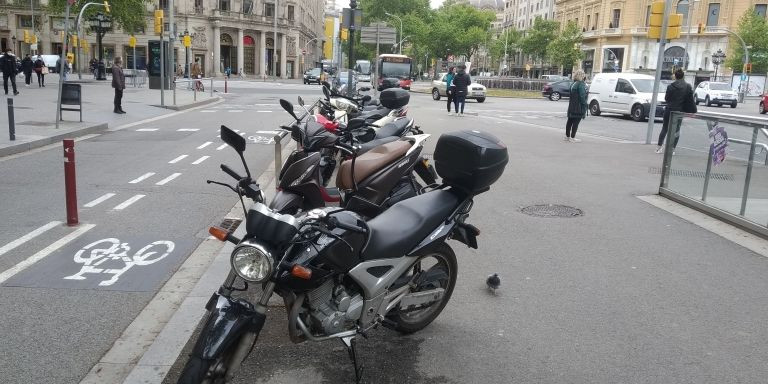 Motos en acera, en Gran Via con paseo de Gràcia / MA - JORDI SUBIRANA
