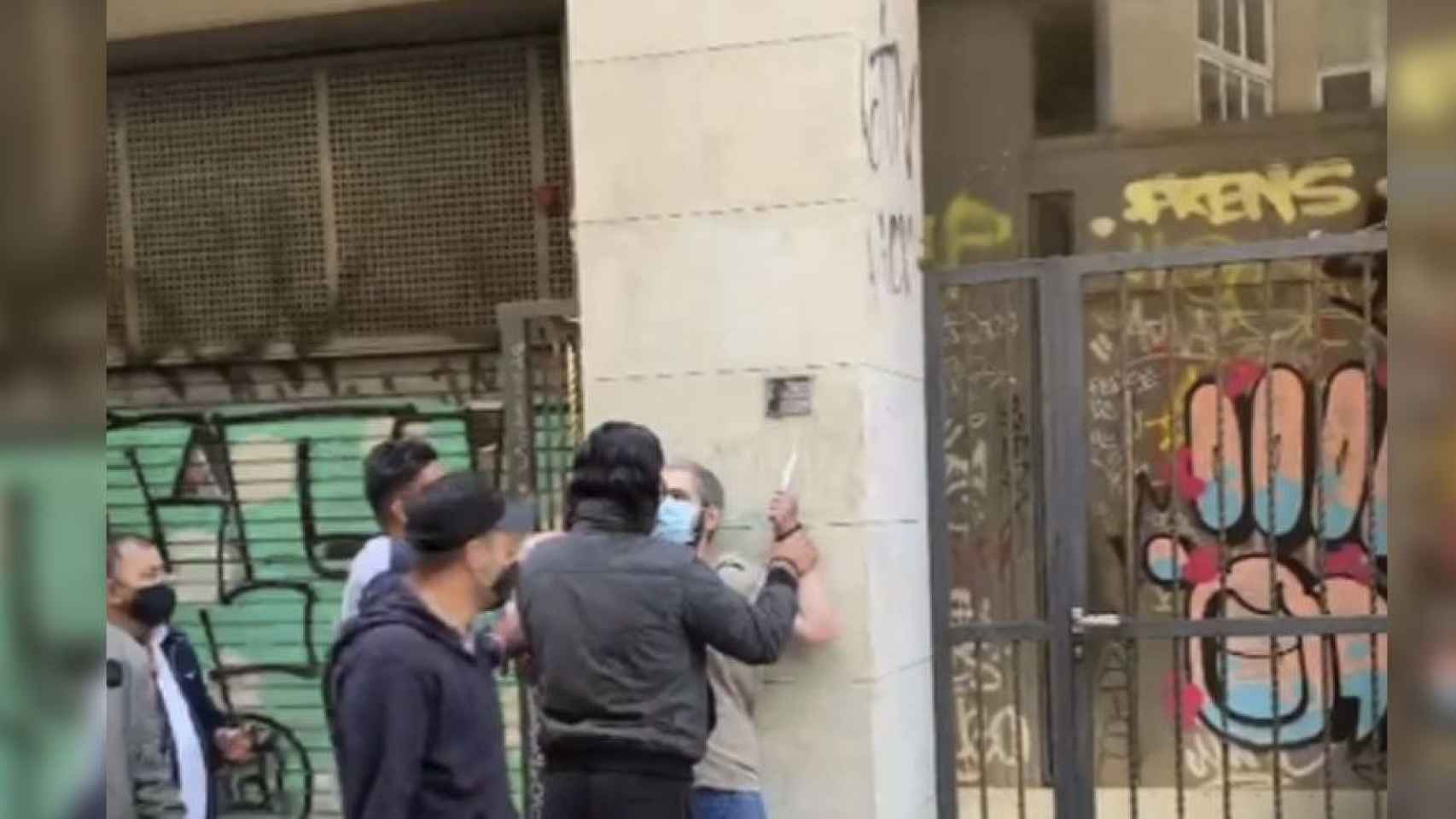 Captura de pantalla del vídeo de la amenaza a un grupo de inmigrantes / BCNLEGENDS