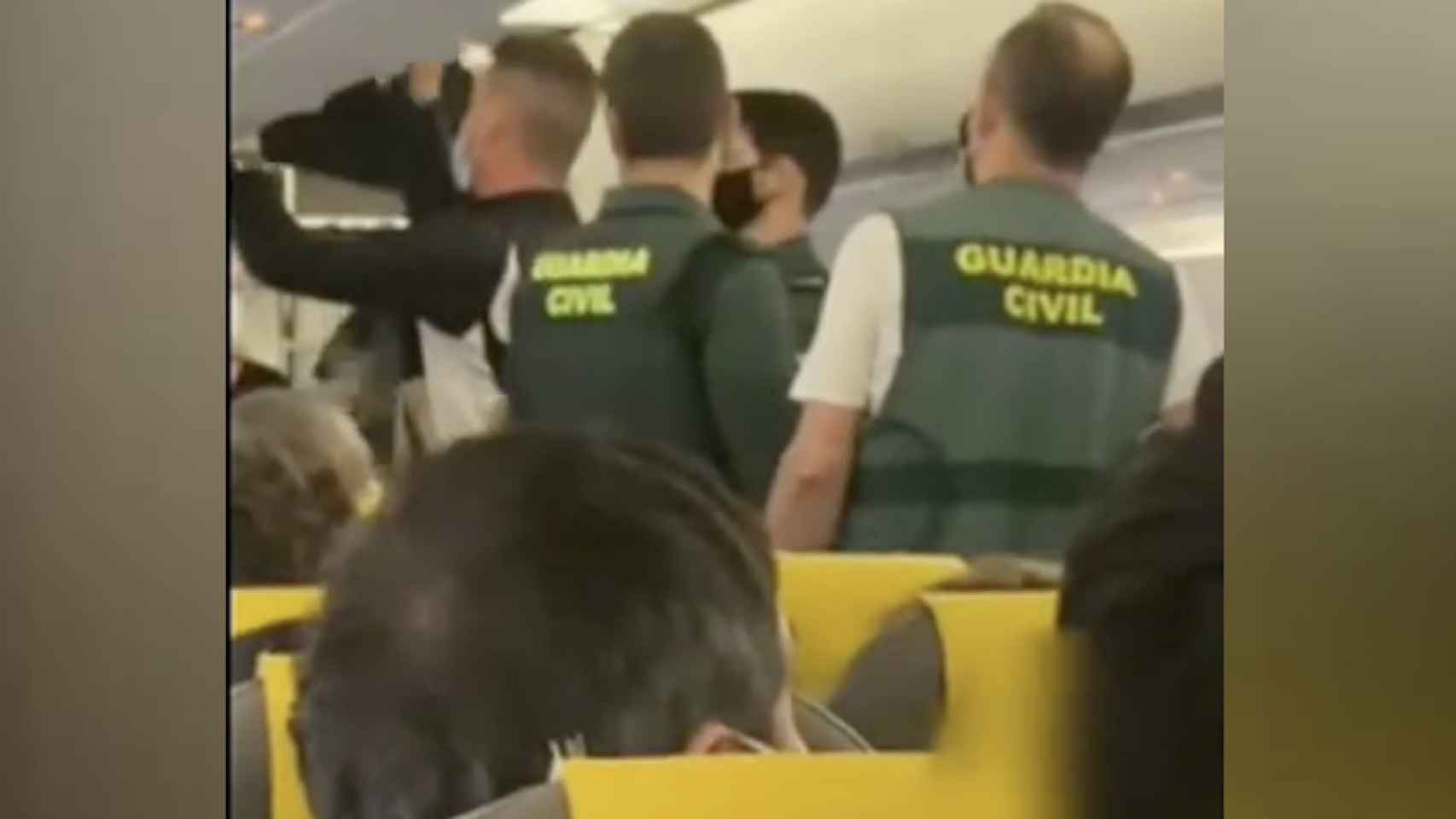 Discusión entre la Guardia Civil y un pasajero por el mal uso de la mascarilla en el avión