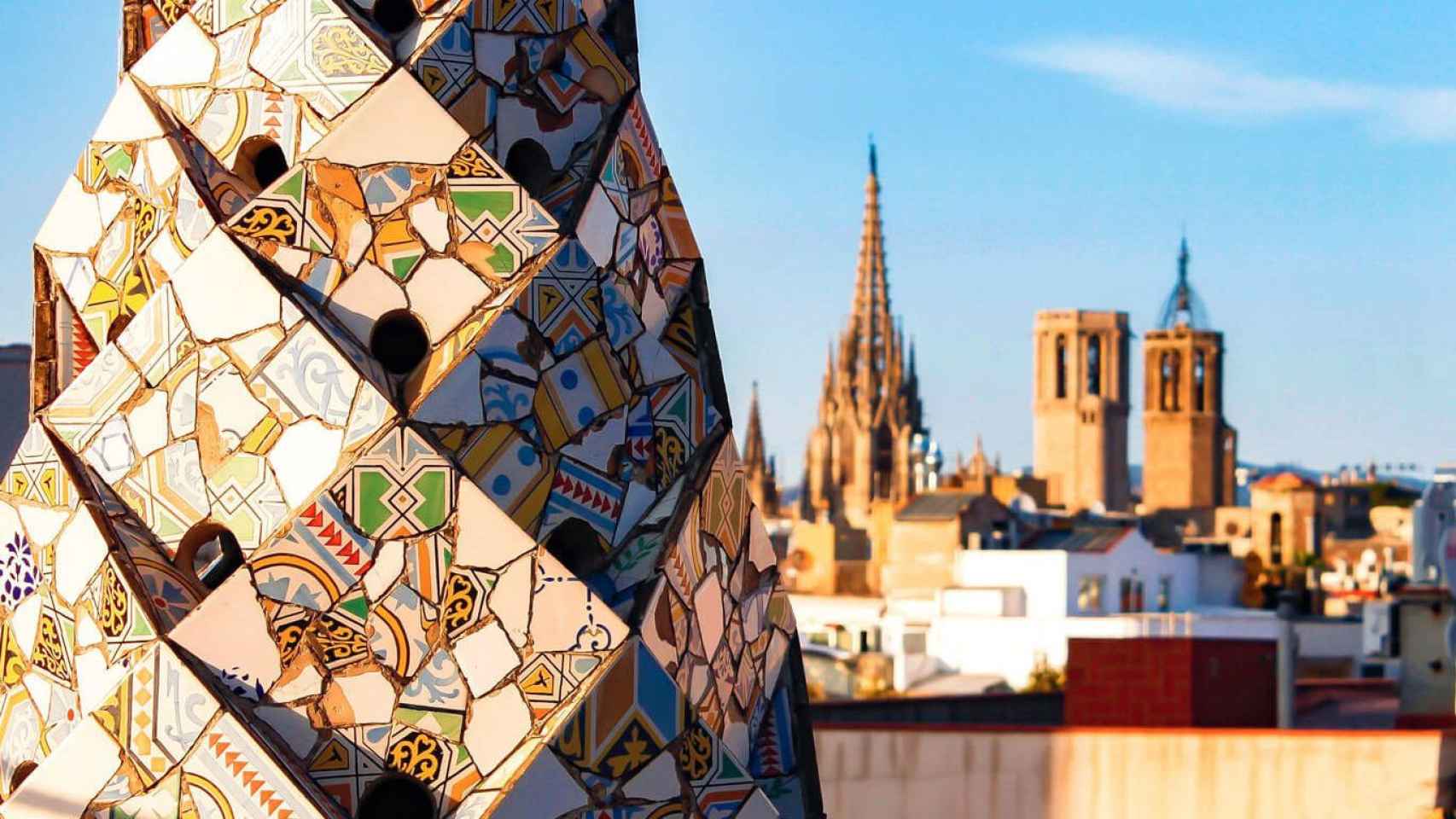 Vistas de Barcelona desde la azotea del Palau Güell, uno de los edificios emblemáticos que se podrán visitar gratis en Sant Jordi / LA RAMBLA