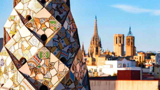 Vistas de Barcelona desde la azotea del Palau Güell, uno de los edificios emblemáticos que se podrán visitar gratis en Sant Jordi / LA RAMBLA