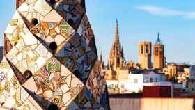 Vistas de Barcelona desde la azotea del Palau Güell, uno de los edificios emblemáticos que se podrán visitar gratis en Sant Jordi / LA RAMBLA