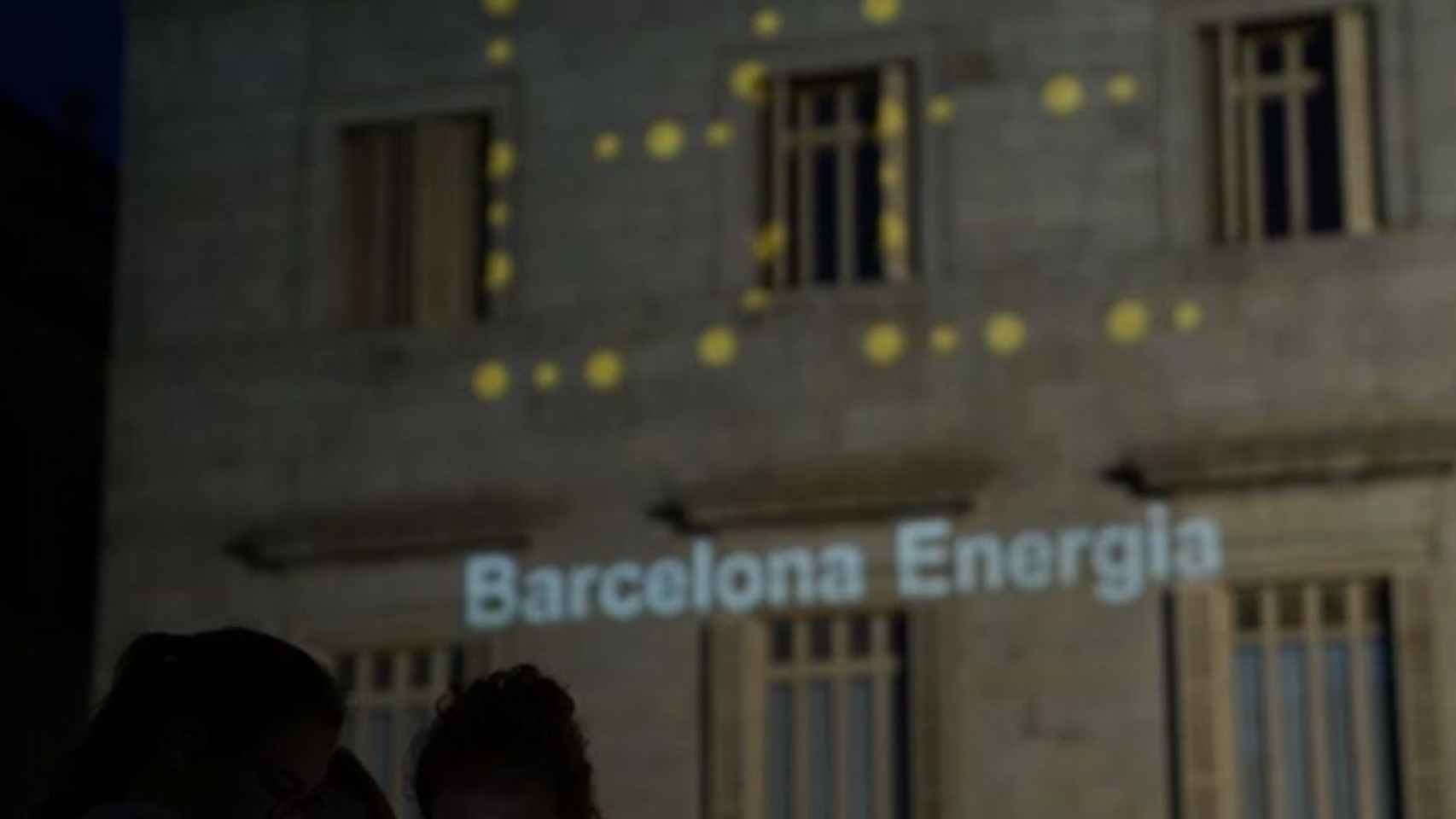 Publicidad de Barcelona Energia, la eléctrica de Colau, en la fachada del Ayuntamiento / AYUNTAMIENTO DE BARCELONA